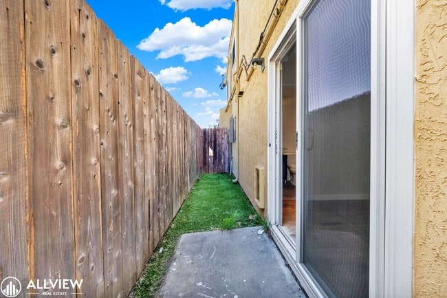 Building Photo - Golden Hill Gem: 2BR/1BA with Fireplace & ...