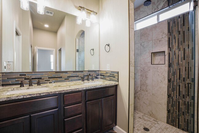 Building Photo - 3289 Oakmount Dr SE