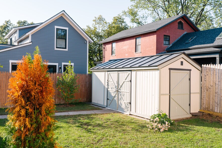 Beautiful backyard with storage shed - 80 Maple St