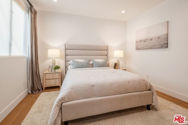 Building Photo - 722 Marine St