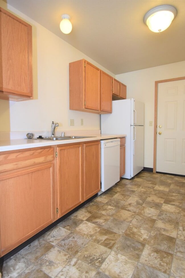 Building Photo - Townhouse style 2bed 1.5bath with attached garage