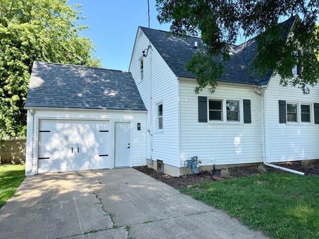 Building Photo - 323 N Vail St
