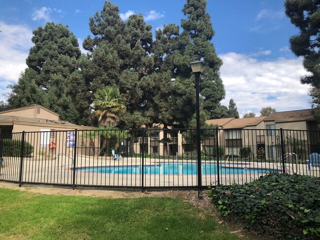 Building Photo - Todd Ranch Townhome- Enjoy The Community Pool!
