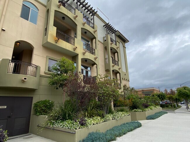 Building Photo - 4824 Tujunga Ave