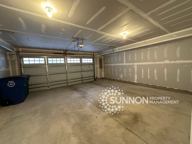 Building Photo - Beautiful 4 Bed 3.5 Bath Townhome minutes ...