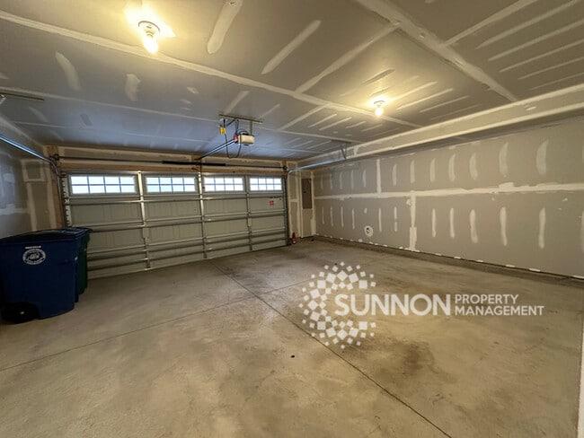 Building Photo - Beautiful 4 Bed 3.5 Bath Townhome minutes ...