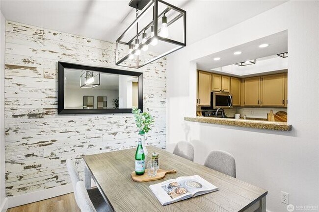Building Photo - Spacious 2-Bedroom Ground Floor Condo with Private Yard in Kirkland