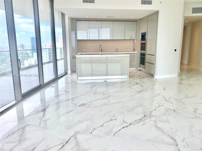 Building Photo - 18975 Collins Ave