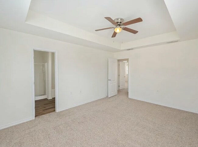 Building Photo - 4 bedroom 2.5 bathroom