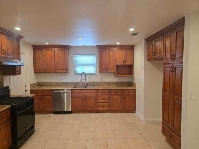 Building Photo - Beautifully Maintained 6-Bedroom Home in t...