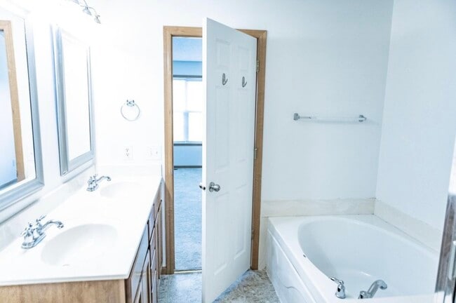 Building Photo - 4385 Empress Dr N