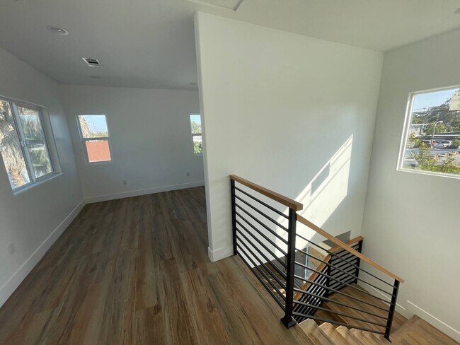 Building Photo - 540 W Elm Ave