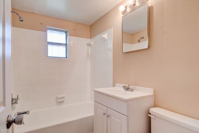 Building Photo - 1214 Dunbar St