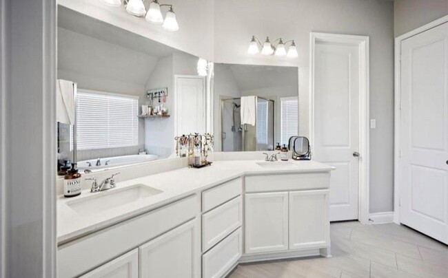 Building Photo - 23626 Sage Villa Dr
