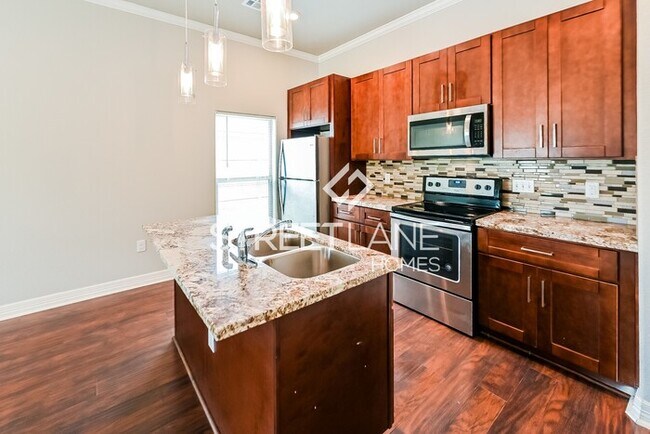 Building Photo - Beautiful Open Concept 2 Bedroom