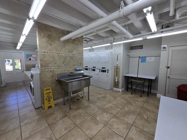 Building Photo - 8401 N New Braunfels Ave