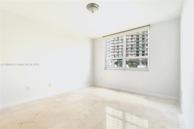 Building Photo - 2000 N Bayshore Dr