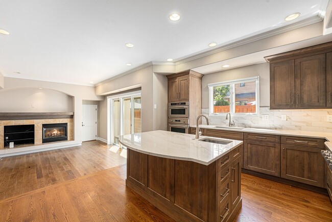 Building Photo - Stunning Home in the Heart of Cherry Creek...
