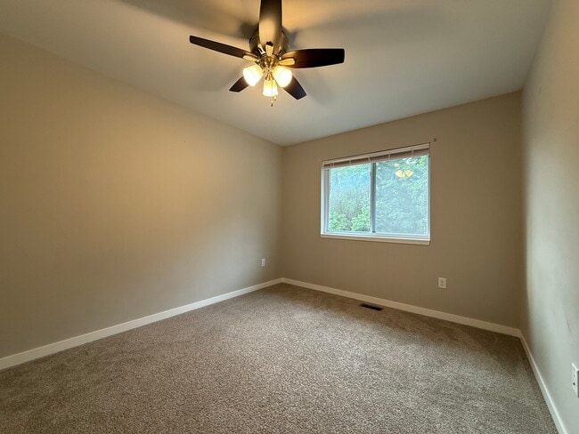 Building Photo - 1318 N Dodge St Ct