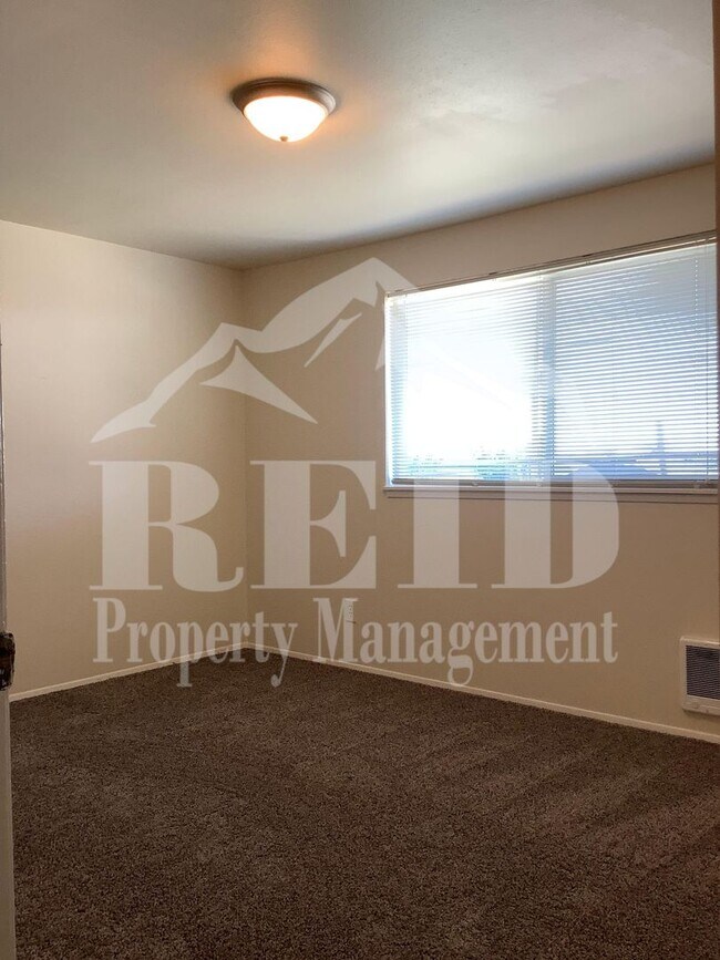 Building Photo - 1054 Callahan Dr