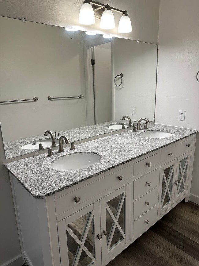 Building Photo - Recently remodeled 3 bed, 1 bath Duplex in...