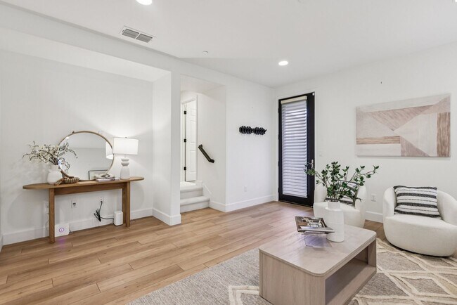 Building Photo - Beautiful Corner-Unit Townhome Near Downtown – 4 Bed | 3 baths