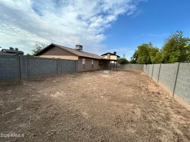 Building Photo - 3226 N Sycamore Pl