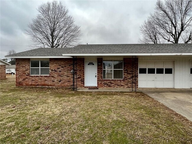 Building Photo - 2004 Horseshoe Dr