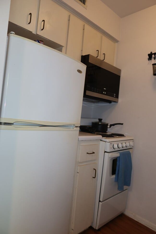 Building Photo - Hyde Park Country Condo - Furnished - 1BD/1BA - Covered Parking -Close to Everything