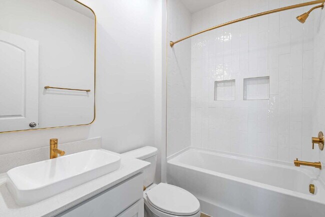Building Photo - Experience Modern Comfort: Spacious 4-Bedr...