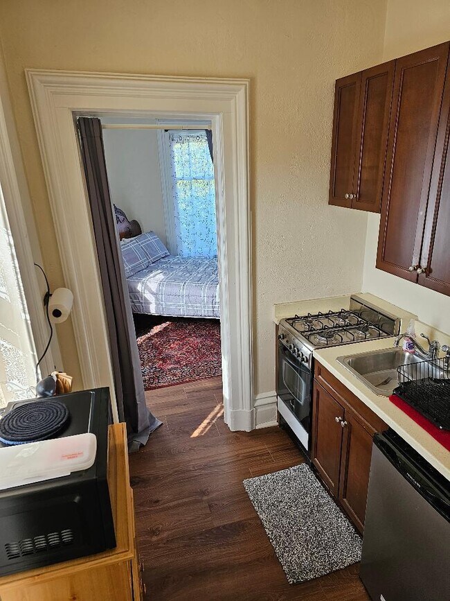 Building Photo - 936 Main St