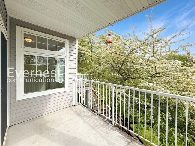Building Photo - 2 Bed/2 Bath Condo with Garage / Vouchers Accepted / Available Now!