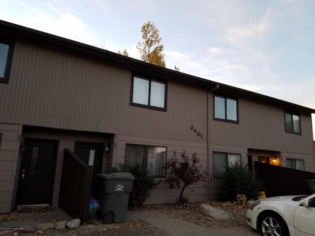 Primary Photo - 2401 Rail Ave