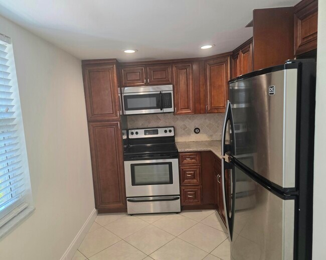 Building Photo - 3100 NE 48th Ct