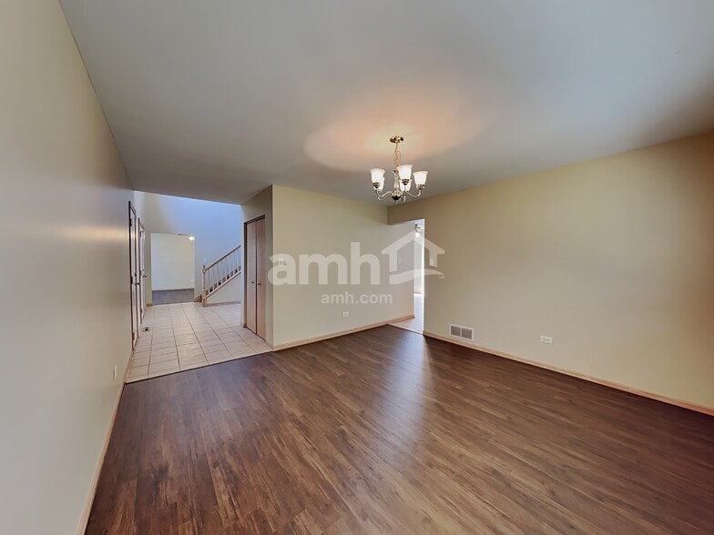 Building Photo - 916 Mazalin Dr