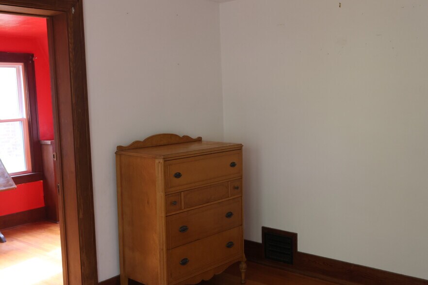 Bedroom - 711 W Ohio St
