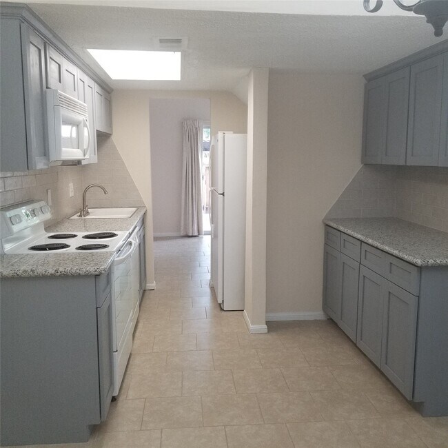 Building Photo - 7700 Creekbend Dr