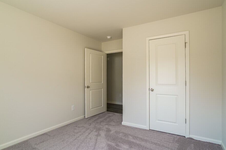 Building Photo - 676 Savanac St SE