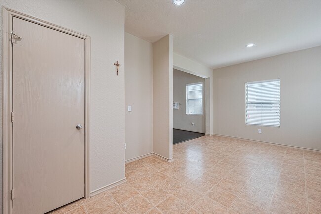 Building Photo - 1810 Emerson Ridge Dr