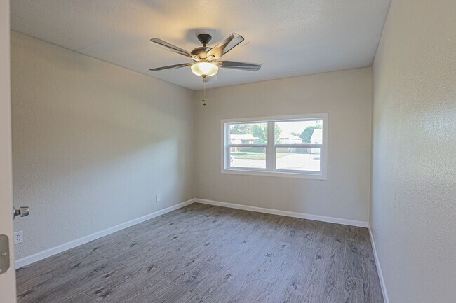 Building Photo - Pre Leasing for fall 2026! 4/2 in Medical District