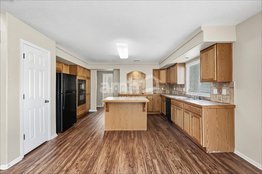 Building Photo - 4995 Fundy St