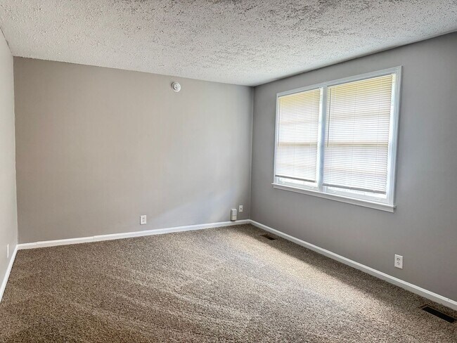 Building Photo - 2213 Glory Dr