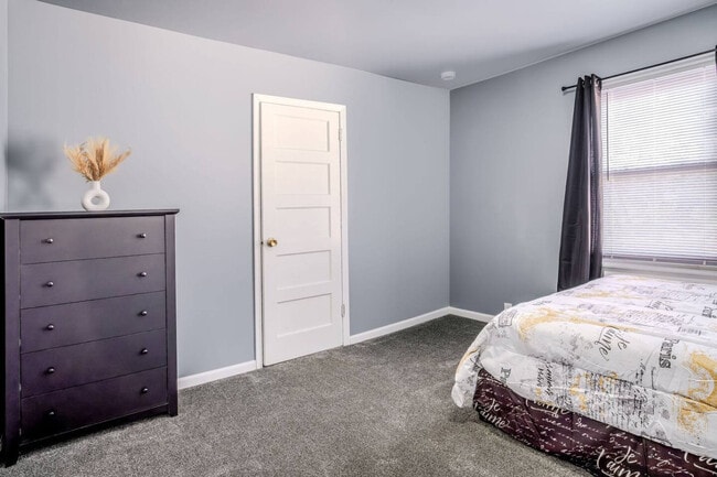 Building Photo - 176 Grand Ave