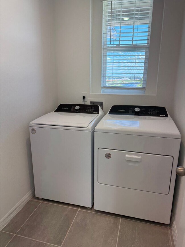 Building Photo - 3 Bedroom 2 Bath with Double Car Garage in Poinciana!