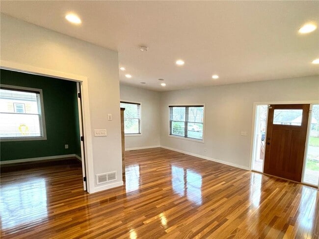 Building Photo - 403 Monroe Ave S