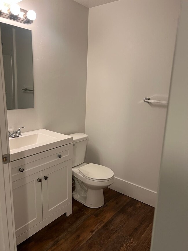 Building Photo - Pet Friendly Townhome