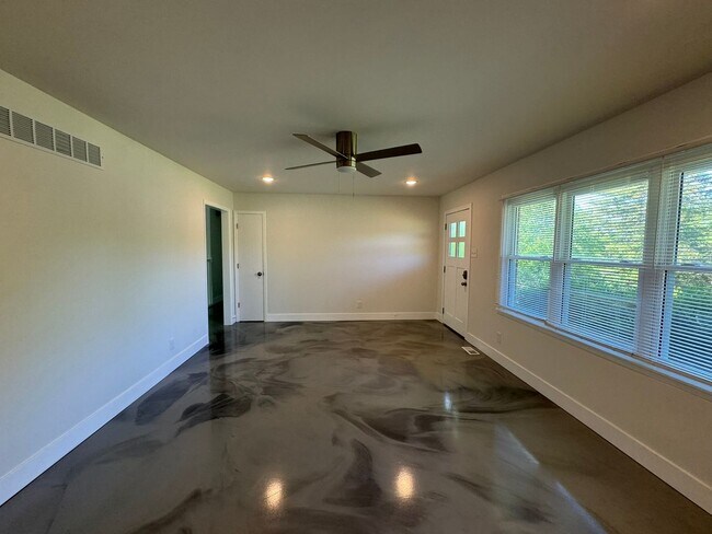 Building Photo - 4 Bedroom house with Second kitchen in basement