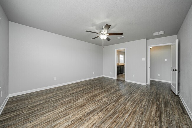 Building Photo - 536 Fallbrook Dr