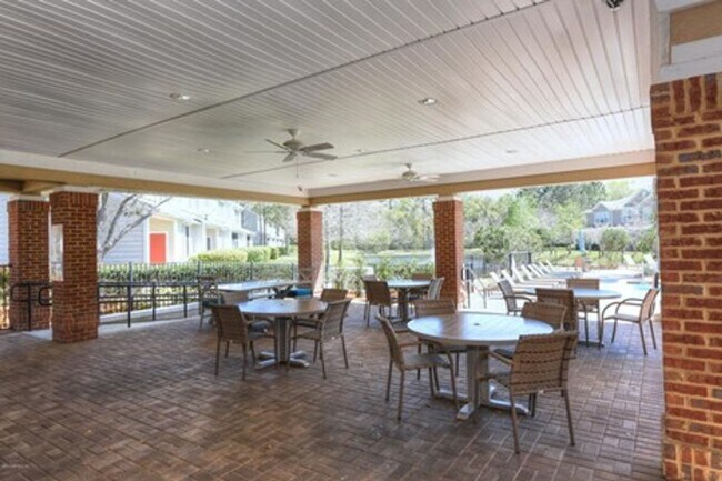 Building Photo - Beautiful 3 bedroom, 2.5 bathroom townhome