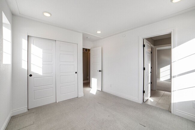 Building Photo - Like New end-unit Townhome at Victory Ridge!